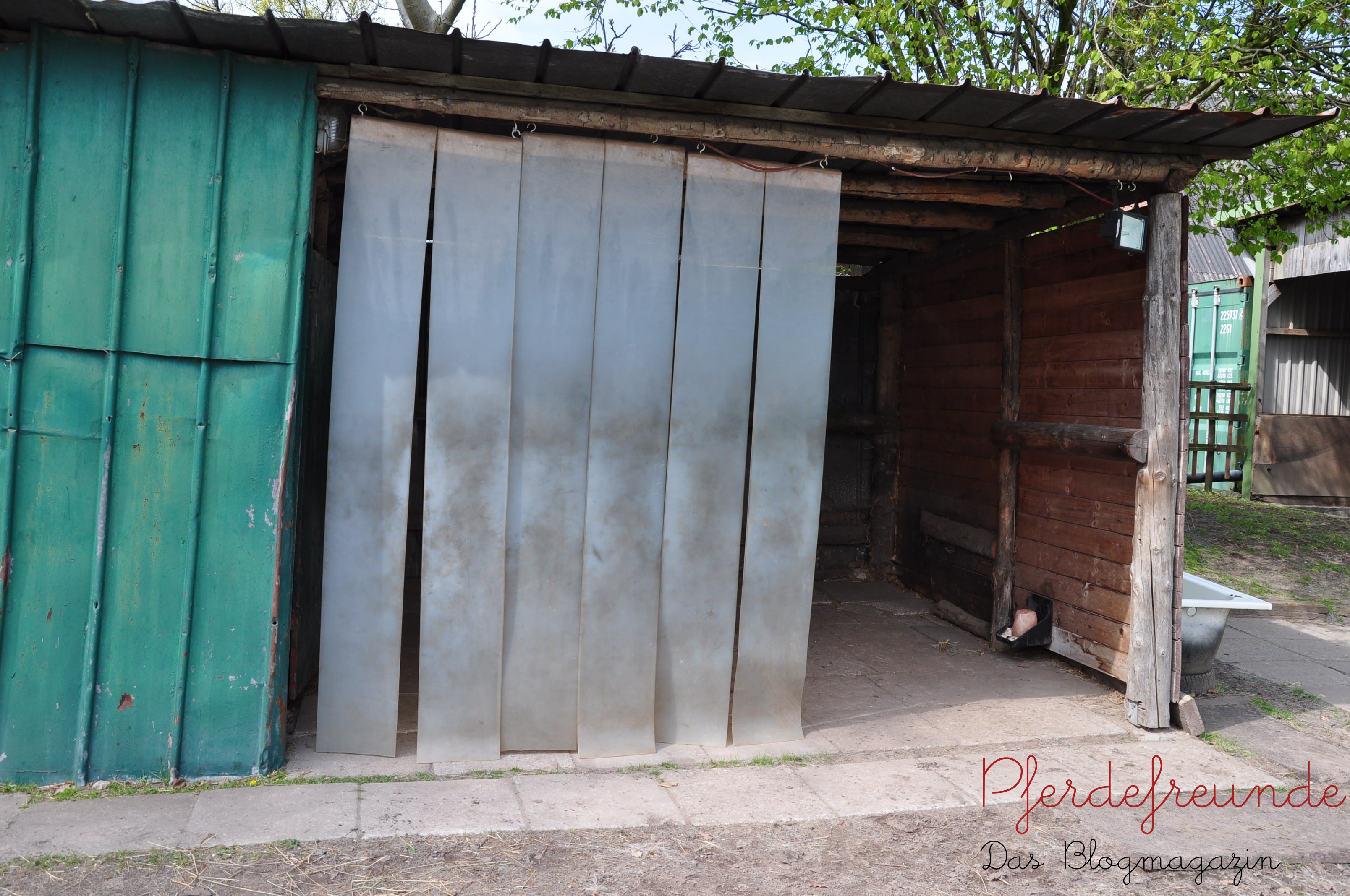 geschützter Stall mit PVC-Lamellen